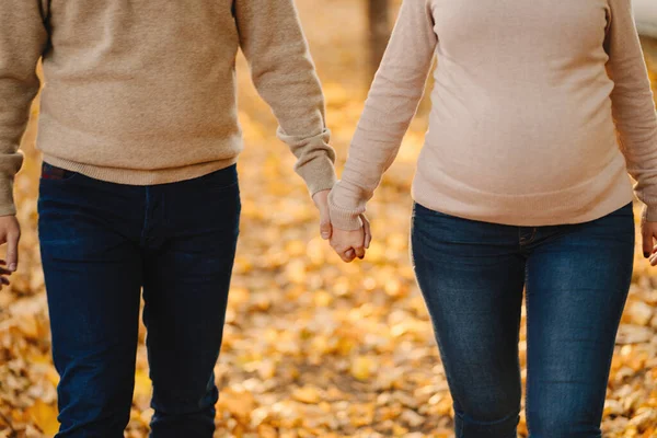 Un couple se tenant la main. la période de grossesse . — Photo