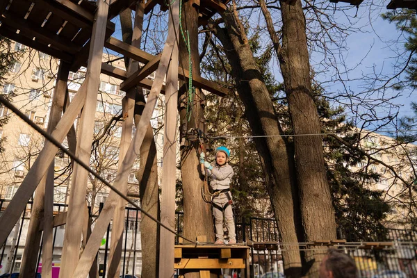 Duas meninas escalam no parque de corda na primavera — Fotografia de Stock