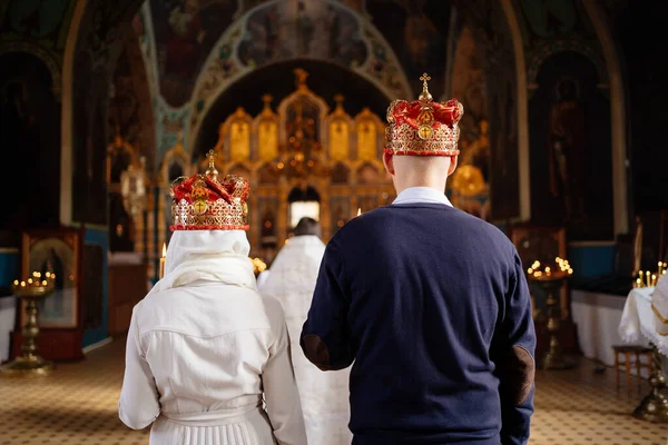 Esküvő ortodox templom hátsó nézet arc nélkül — Stock Fotó