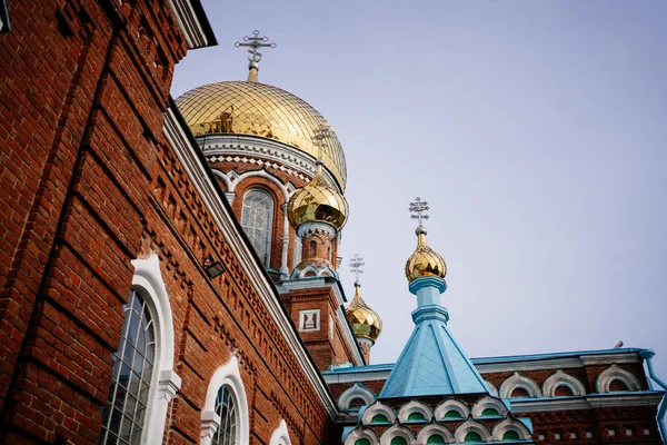 Golden domes of Orthodox Church on sky background — Stock Photo, Image