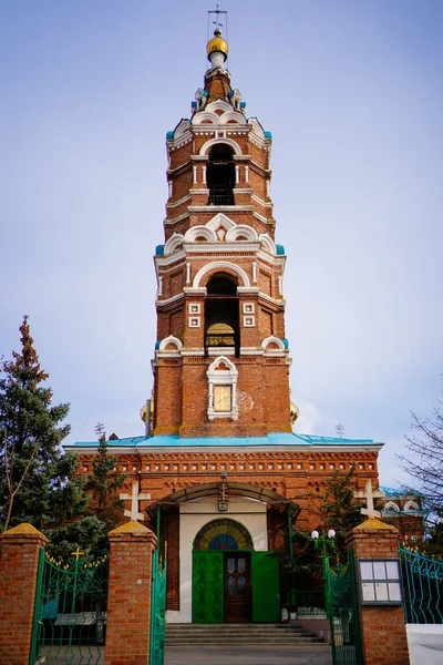 Die orthodoxe Kirche ist von rotem Backsteinhimmel — Stockfoto