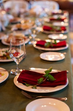 Büyük bir şenlik masasına servis..