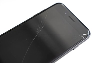 Siyah telefondaki kırık güvenlik camı. beyaz.