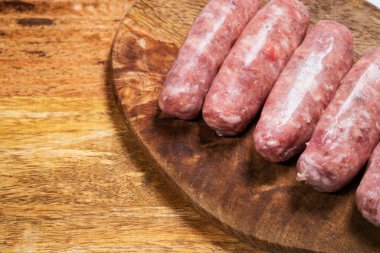 kopyalama alanı. Çiğ sosisler yarı şeffaf tabaklar. 