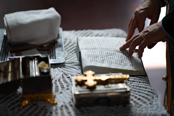 Ortodoxa prästen läser böneboken vid dopet — Stockfoto