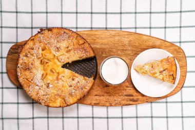 Ev yapımı kek ve cam süt odununu kestiler.