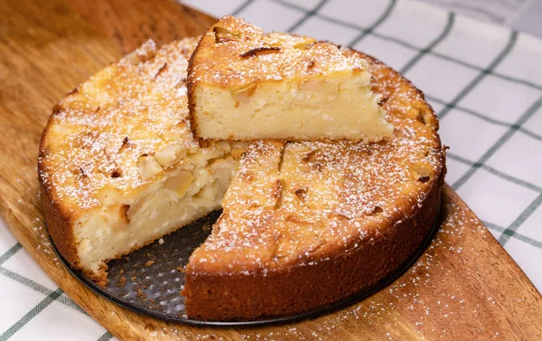 Teil hausgemachte Kuchenform auf Holzbrett abschneiden. — Stockfoto