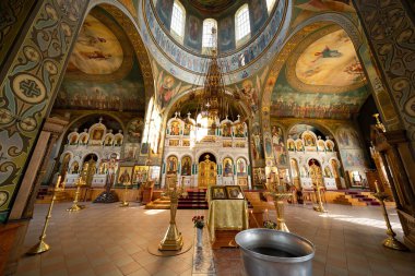 Vaftiz sırasında kilisenin içi boştur.. 