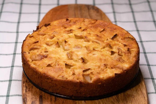 Zelfgemaakte taart in pan op houten plank. — Stockfoto