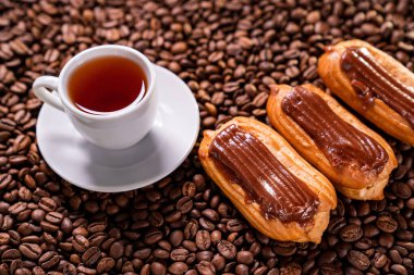 Çay, kremalı pasta, kahve çekirdekleri.