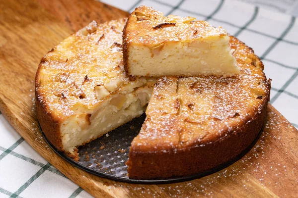Tagliare parte torta fatta in casa pan su tavola di legno . — Foto Stock