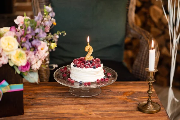 Födelsedagstårta bär och ljus andra födelsedag — Stockfoto