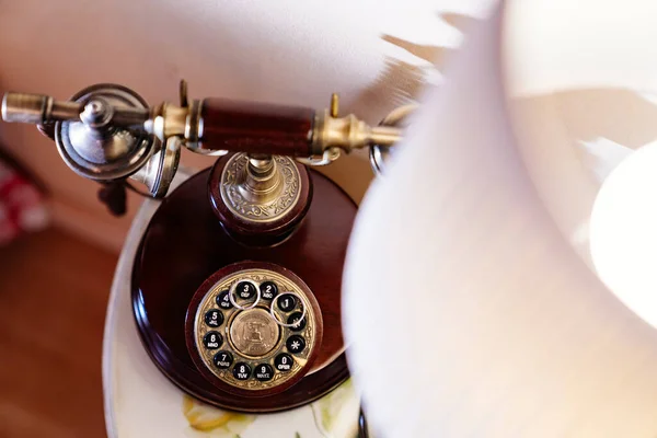 Ретро телефон с циферблатом и обручальными кольцами — стоковое фото