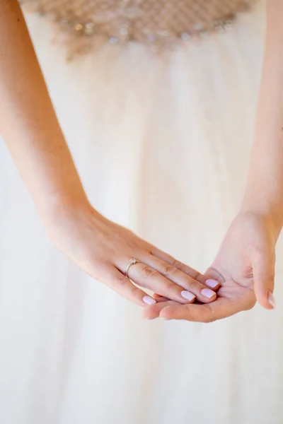 Руки нареченої обручка на фоні сукні — стокове фото