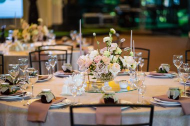 Masa örtüsü ve beyaz masa örtüsü.