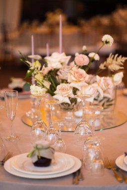 Masa örtüsü ve beyaz masa örtüsü.