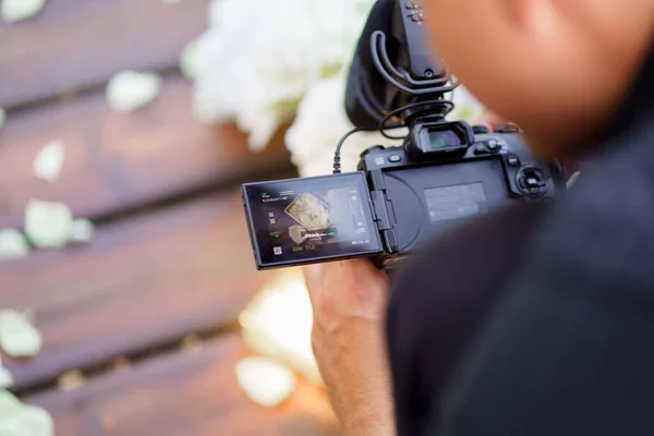 Камера в руках оператор на весіллі крупним планом — стокове фото
