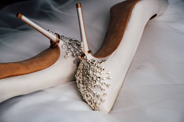 Ters dönmüş alyans Gelin ayakkabısı 