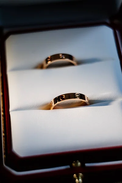 Χρυσό δαχτυλίδι γάμου είναι σε ένα λευκό κουτί για κοσμήματα — Φωτογραφία Αρχείου