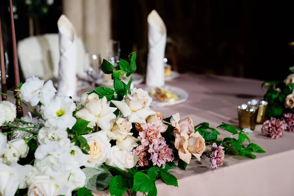 Decoración de flores para la mesa festiva . — Foto de Stock