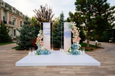 Düğün töreni için çiçek süslemesi.