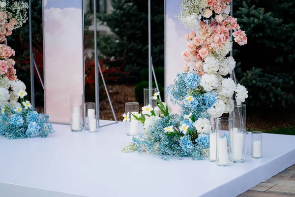 Elementos decoração floral para cerimônia de casamento — Fotografia de Stock