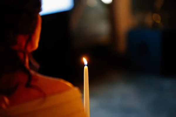 Flicka håller ljus inhand i mörk bakre vy — Stockfoto
