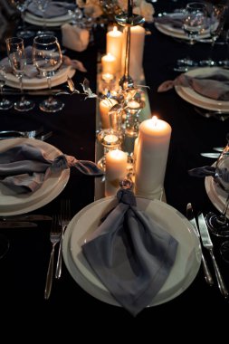 Düğün partisi için mum döşeyen şenlik masası.