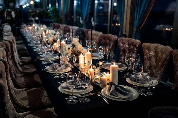 Ünnepi asztalterítő gyertyák esküvői party — Stock Fotó