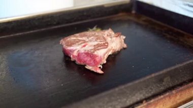 Ocaktaki bir et parçasından duman yükselir..