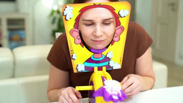 Freudig Frau spielt eine Torte ins Gesicht — Stockvideo
