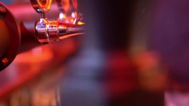 Bar. Birayı şişelemek ve soğutmak için ekipman.