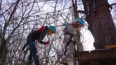 İki küçük kız halata tırmanıyor Park 'a.