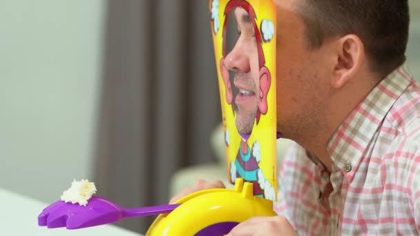 Man pappa spelar en paj i ansiktet — Stockvideo