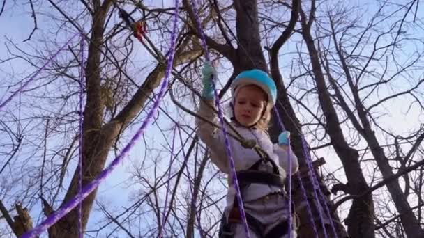 Маленька дівчинка піднімається до мотузкового парку . — стокове відео