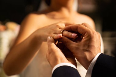 Damat ve gelin birbirlerine yüzük taktılar. düğün.