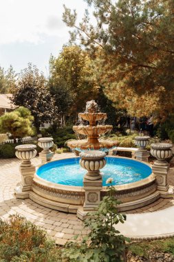 Park 'ta küçük yuvarlak bir çeşme.. 