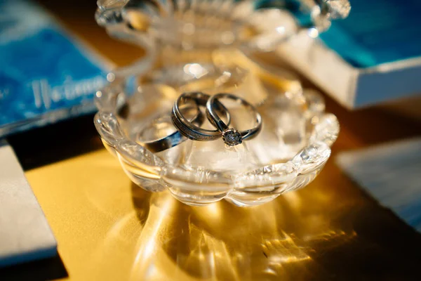 Anillos de boda en ataúd de cristal en forma de conchas — Foto de Stock