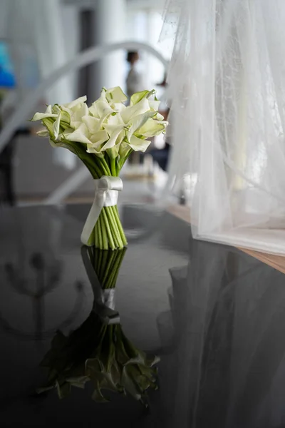 wedding bouquet Calla lilies black mirrored table