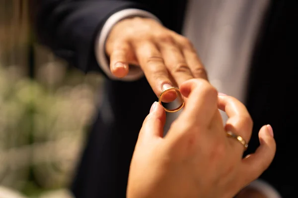 Novio y novia se pusieron anillos. boda . — Foto de Stock