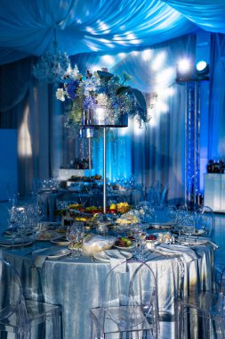 Karanlıkta düğün davetlileri için masaların dekoru