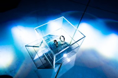 Kare cam kutuda iki alyans.