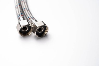 Hareketli elastik hortumdan oluşan esnek tesisat sistemi