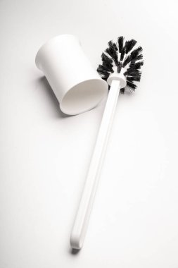 Beyaz arka planda bir tuvalet fırçası. yakın plan.