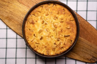 Tahtada ev yapımı kek.. 