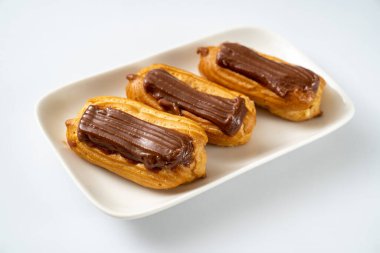 Beyaz arka planda çikolatalı pasta kreması