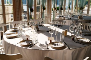 Masa örtüsü ve beyaz masa örtüsü.