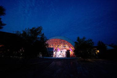 Gece Park 'ta bir etkinlik afişi. akşam ışığı