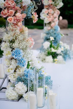 Düğün töreni için çiçek süslemesi