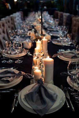 Düğün partisi için mum döşeyen şenlik masası.